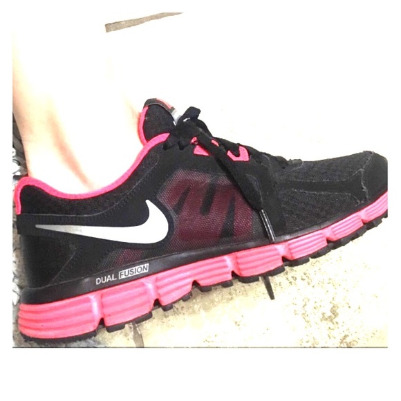 Nike Shoes - 👟Nike running shoe dual fusion st2 size 7.5